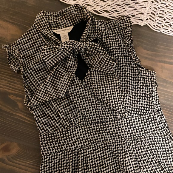 Banana Republic Tie Neck Houndstooth Top. Size Small - Picture 3 of 4